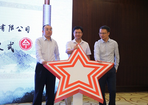 方正電子總裁楊斌（中）、華為中國區(qū)企業(yè)BG廣電媒資業(yè)務部副部長張宏中（右一）、方正電子數字出版與教育業(yè)務部總經理劉長明（左一）共同發(fā)布融合云出版解決方案.jpg
