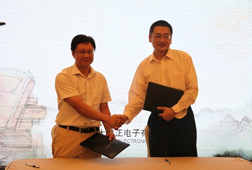 方正電子總裁楊斌（左）、國家開放大學出版?zhèn)髅郊瘓F總編輯、中央廣播電視大學出版社總編輯任巖（右）代表雙方簽約.jpg